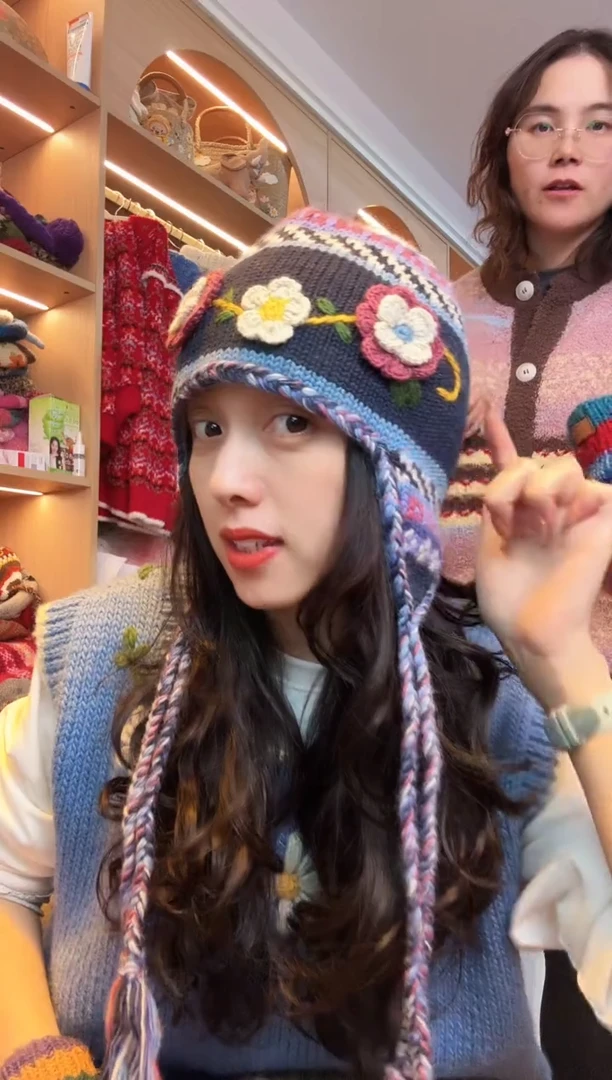 羊毛美利奴蓝色刺绣立体提花护耳帽