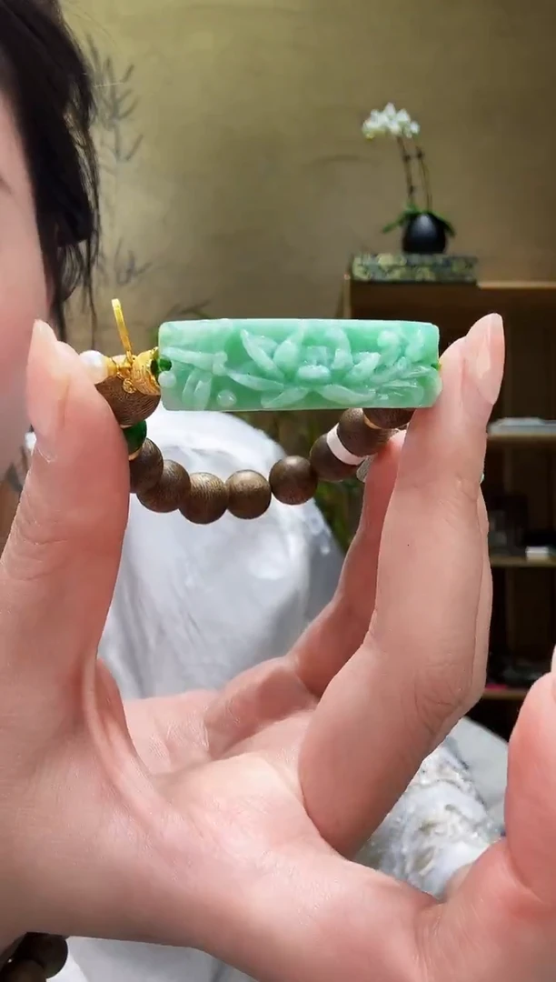 颈饰未镶嵌翡翠吊坠