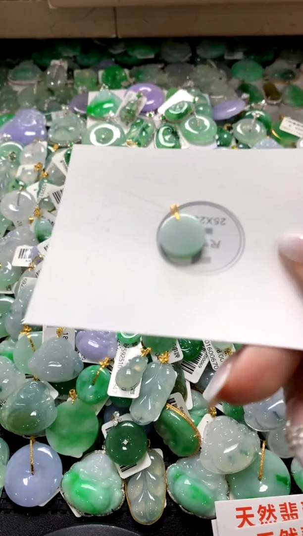 颈饰18K金镶嵌翡翠1111111111111111