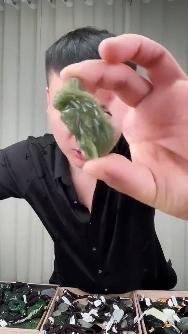 未镶嵌和田玉挂件多样性发其一
