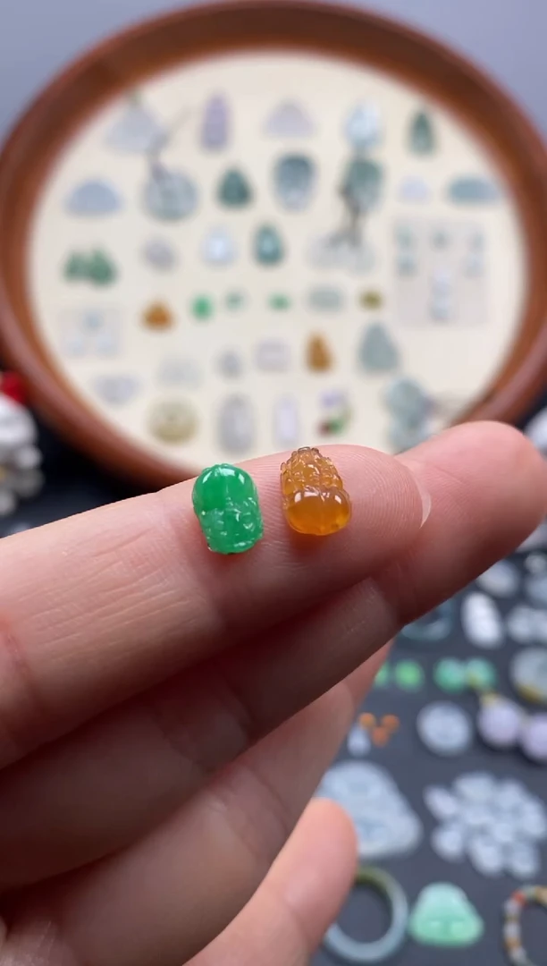 颈饰未镶嵌翡翠緑和黄翡貔貅1对/芬