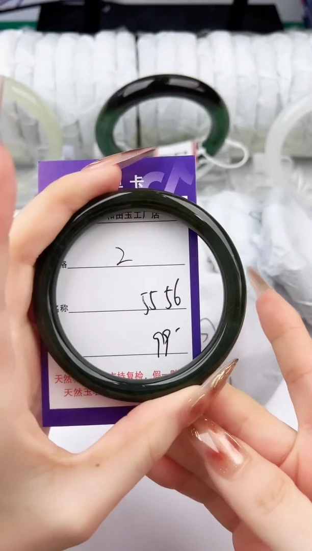 未镶嵌手镯和田玉2颜色微差无瑕疵