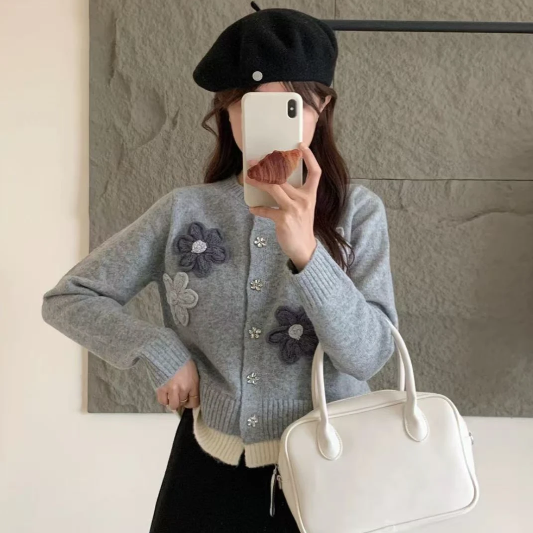 2025秋冬新款时尚撞色底边钩花花朵立体装饰针织圆领开衫外套上衣