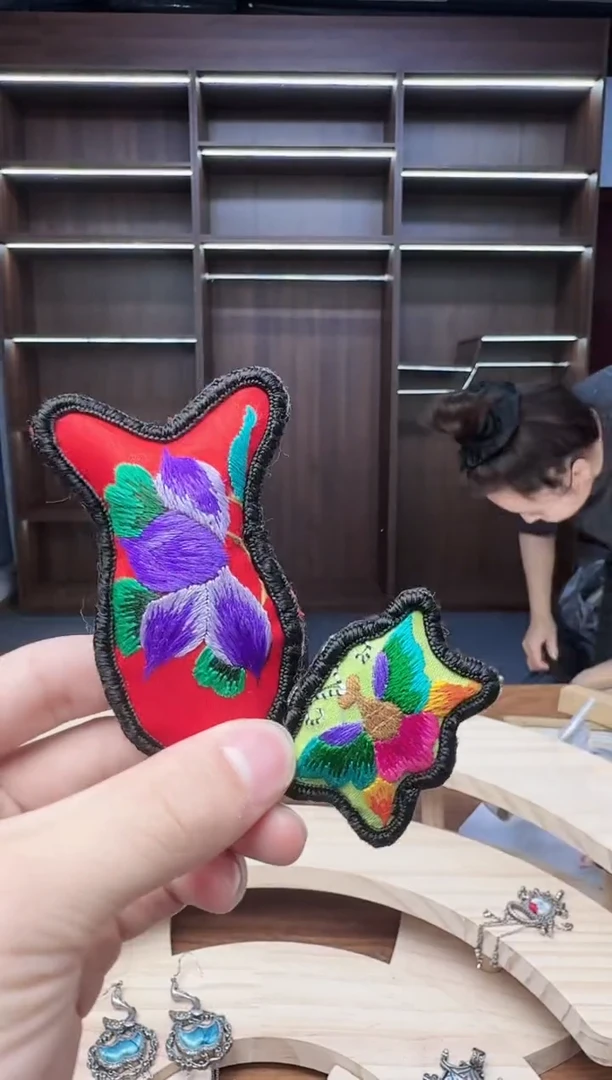 织绣374蒙阿苏苗绣传承