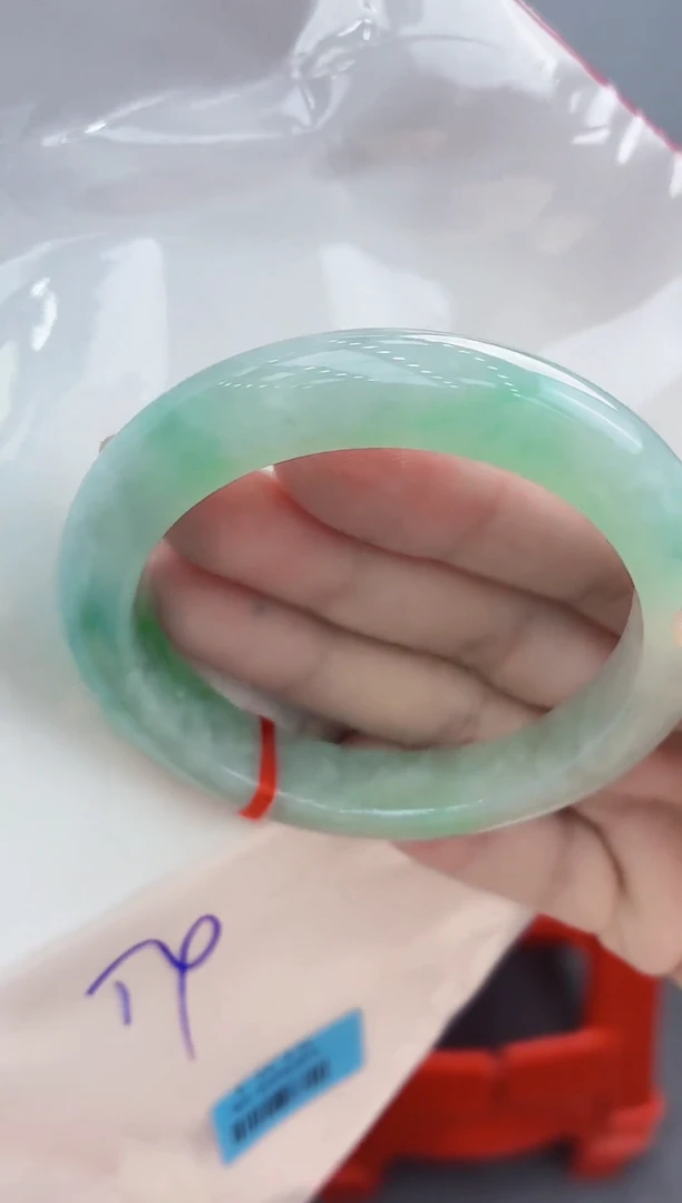 翡翠手镯未镶嵌翡翠手镯