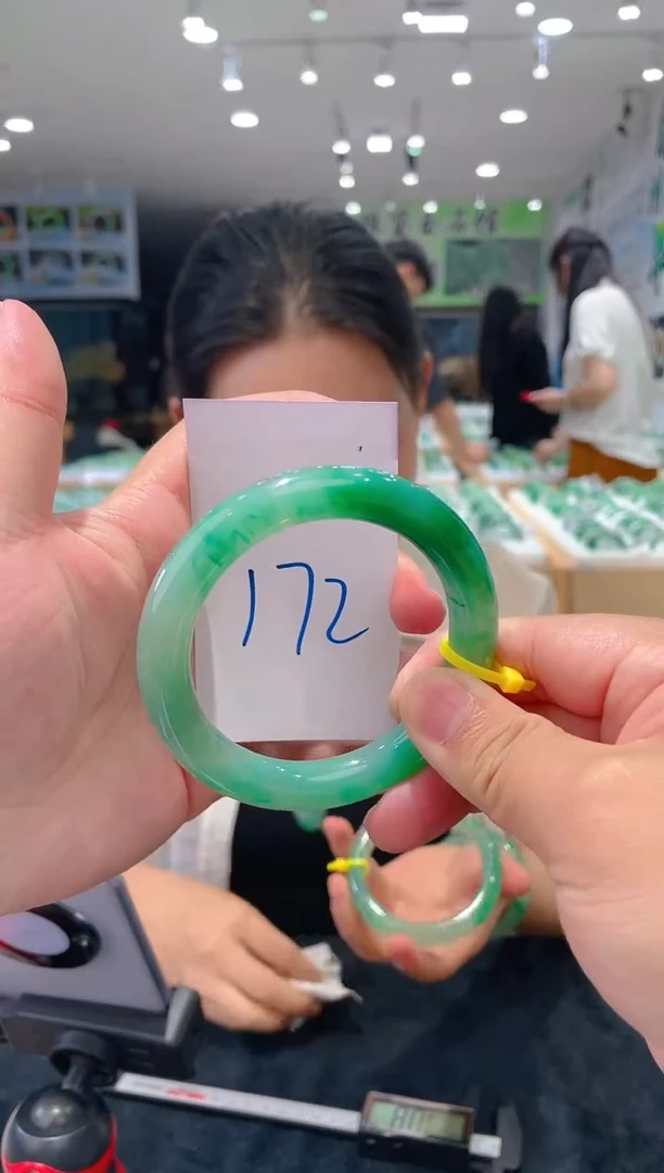 石英质玉（非洲翠）手镯未镶嵌天然冰飘花