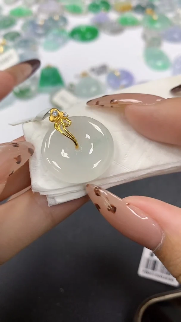 颈饰18K金镶嵌翡翠a货假一赔三支持复检百元上9元证书费自理