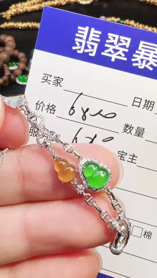 颈饰18K金镶嵌翡翠向****?翡翠