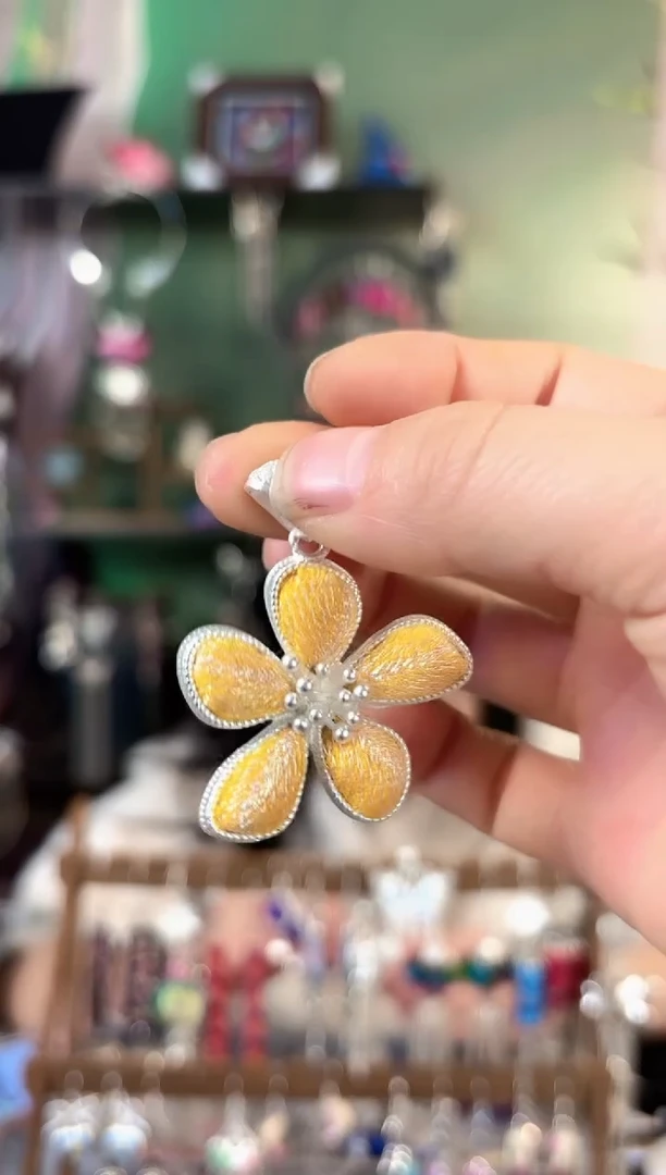 彩云南阁非遗老绣苗银饰品56611