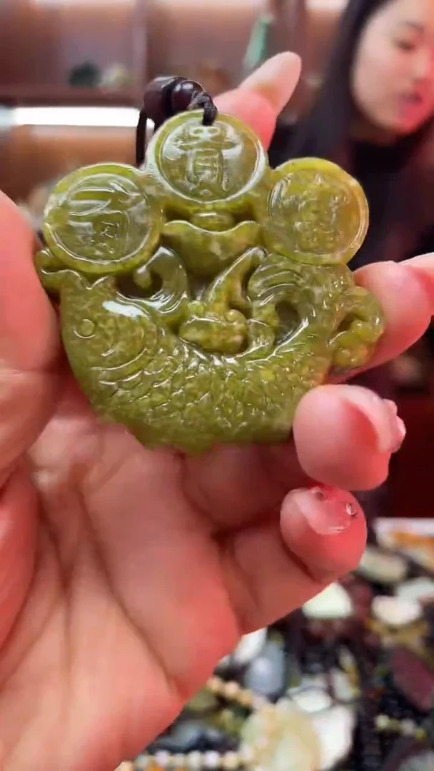 未镶嵌蛇纹石玉吊坠