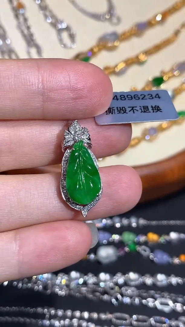 颈饰18K金镶嵌翡翠吊坠