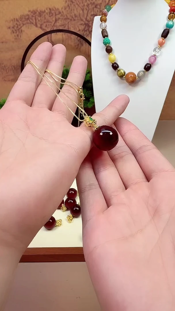 血珀吊坠(赠链)14K金镶嵌D01