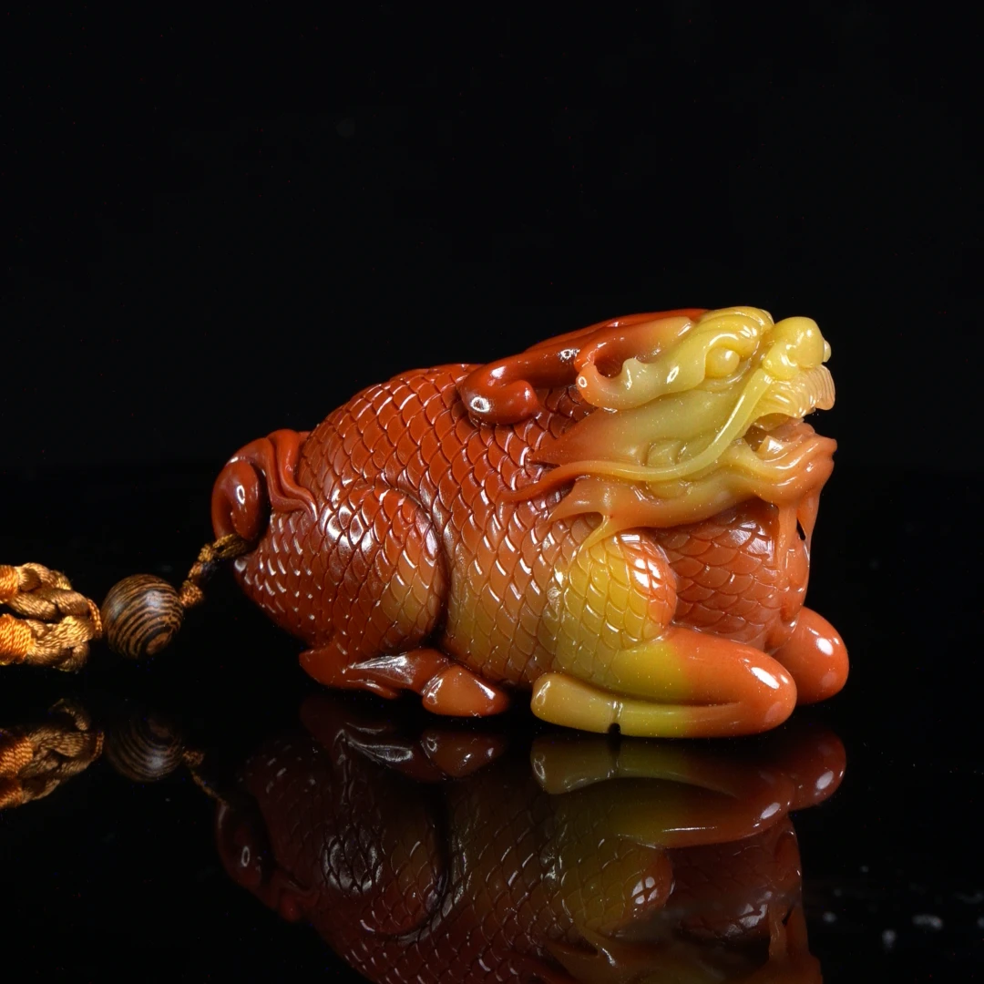 Lot.6.寿山石红黄芙蓉麒麟手把件148.2克7.5x3.3x4.6cm