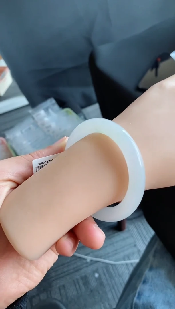 【闪购商品】翡翠手镯未镶嵌67号52*9.7*9.8圆条