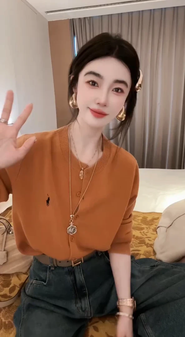 欧货2025秋冬新款时髦减龄刺绣撞色单排扣长袖圆领针织开衫上衣女