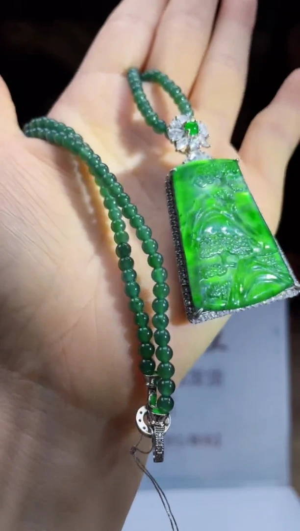 翡翠未镶嵌颈饰      *19