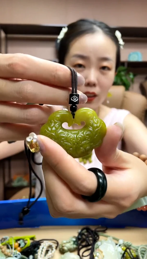未镶嵌岫玉颈饰 ·1