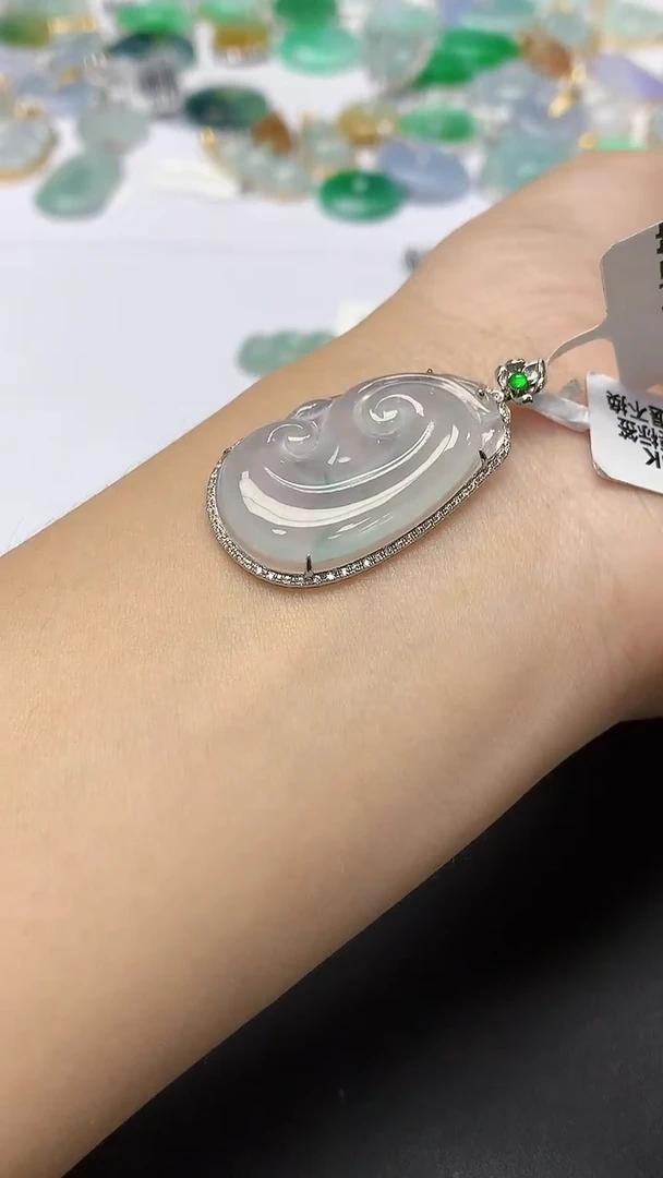 翡翠18K金镶嵌颈饰天然缅甸a货翡翠