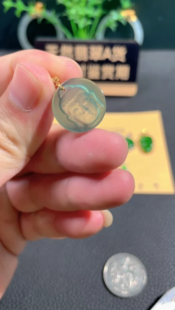 翡翠18K金镶嵌颈饰翡翠