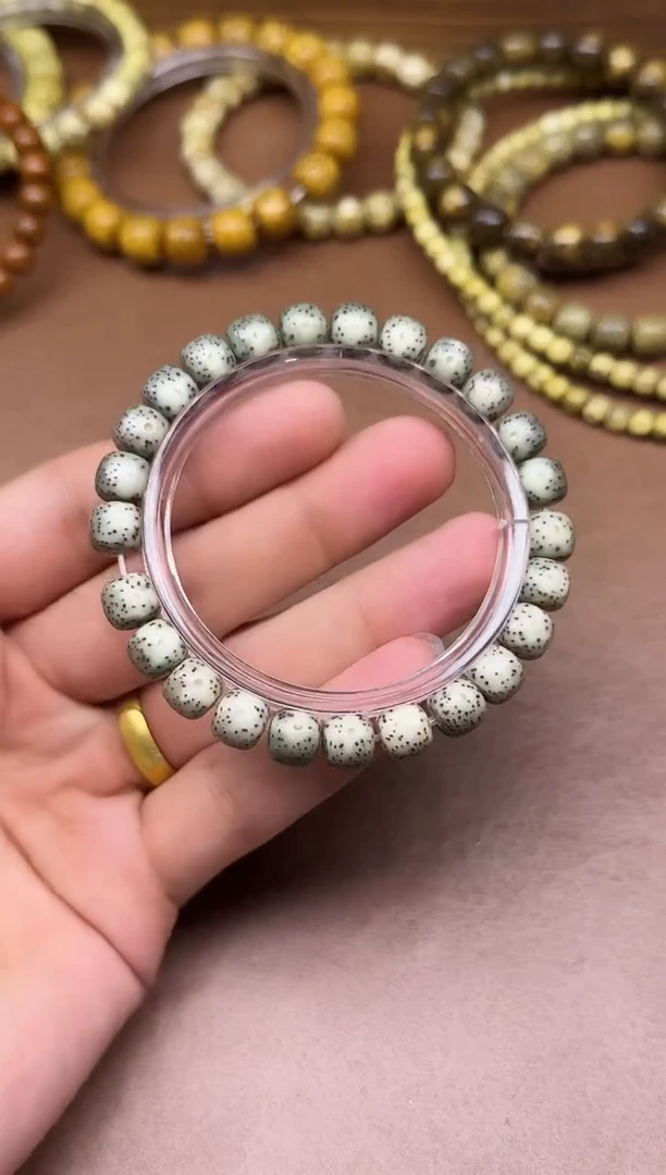 手串星月菩提042  绿糯冰9*8