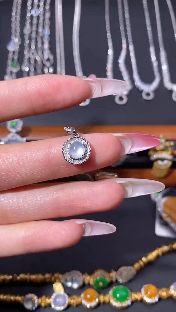 颈饰18K金镶嵌翡翠吊坠