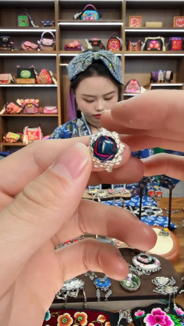 【闪购商品】织绣111蒙阿苏苗绣传承