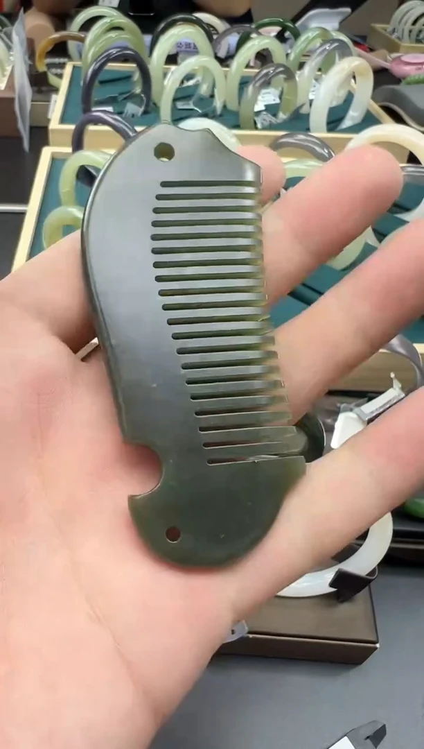 未镶嵌和田玉把件青玉玉梳