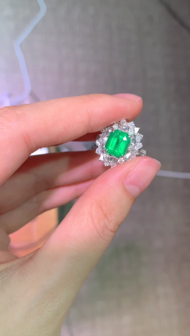 18K金镶嵌戒指祖母绿2.2CT