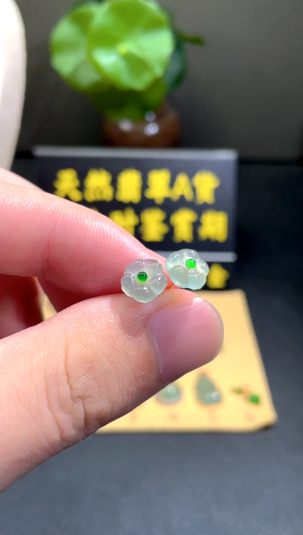 颈饰18K金镶嵌翡翠天*翡翠A货