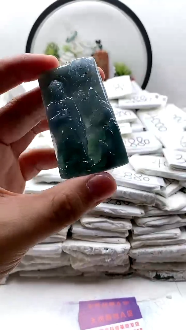 翡翠未镶嵌颈饰大日如来
