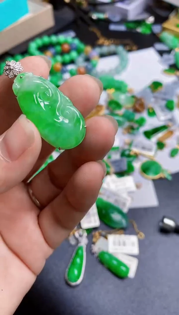 【闪购商品】翡翠颈饰18K金镶嵌吊坠