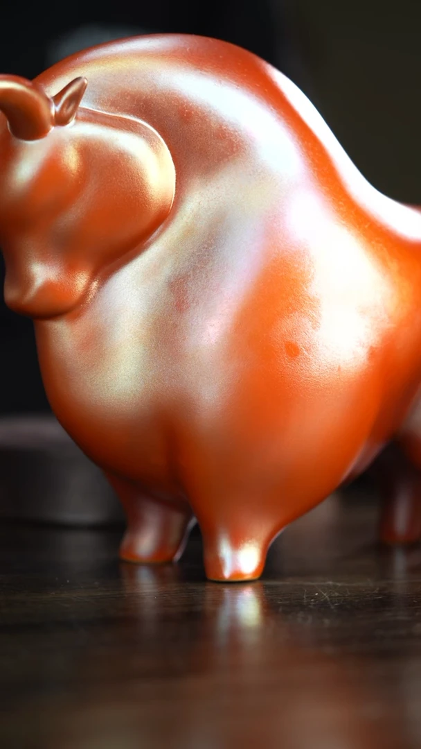 31柴房陶瓷柴烧金牛重工摆件