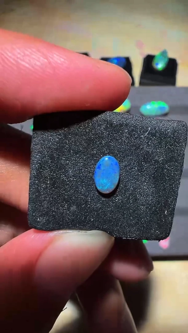 未镶嵌欧泊宝石<小新精选>澳洲黑澳宝   4*6 mm