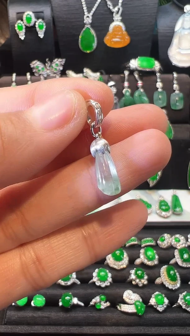 【闪购商品】翡翠吊坠(不含链)18K金镶嵌高冰白冰飘绿莲蓬吊坠