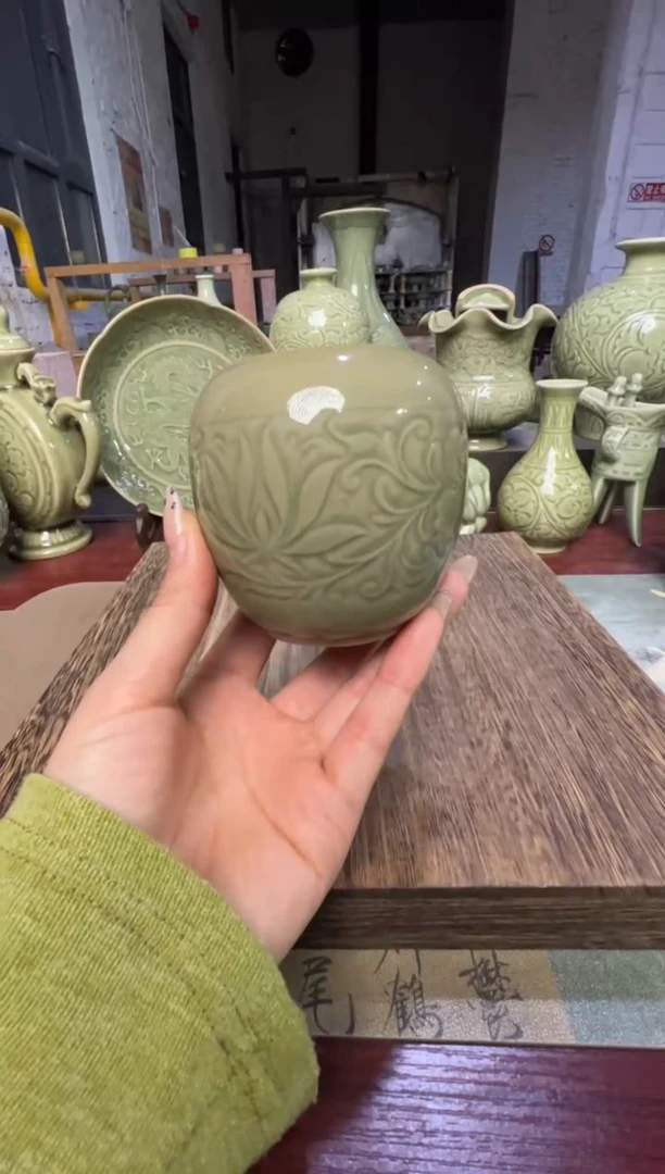 微瑕耀州窑莲纹罐