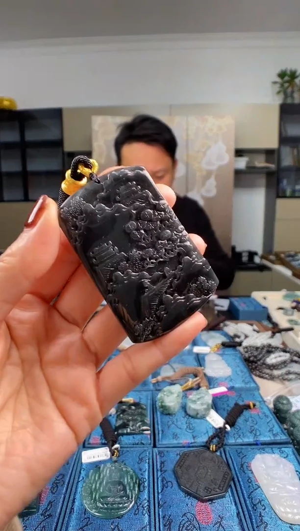 颈饰未镶嵌翡翠  多样性发其一