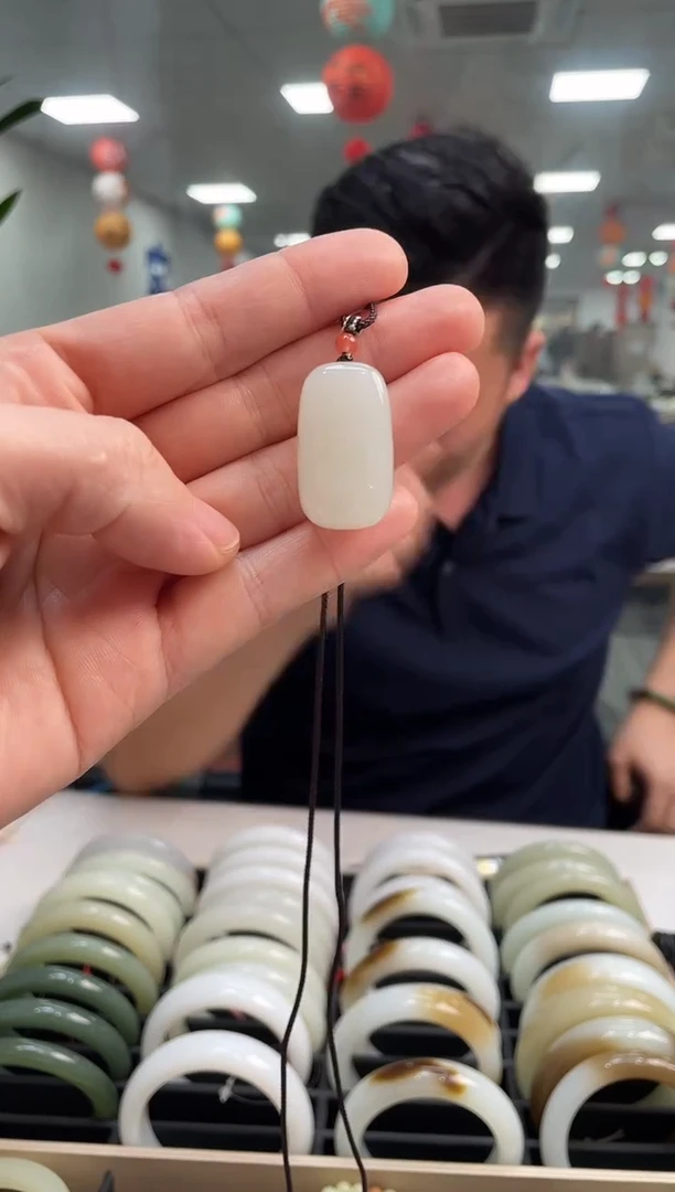 和田玉未镶嵌颈饰于阗无事牌吊坠随机发一件