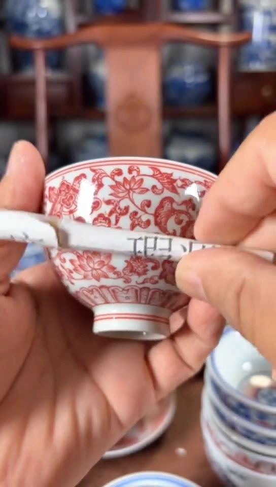 柴窑釉里红缠枝莲杯杯瑕疵