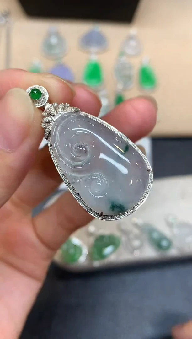 颈饰18K金镶嵌翡翠如意【无服务费