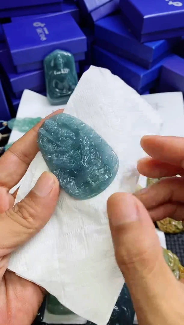 翡翠未镶嵌颈饰那**孩