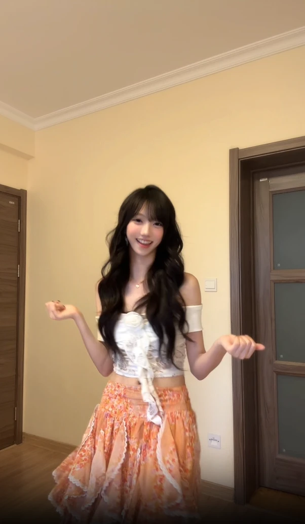 气质一字肩镂空网纱拼接法式复古碎花甜辣吊带上衣显瘦半身裙套装