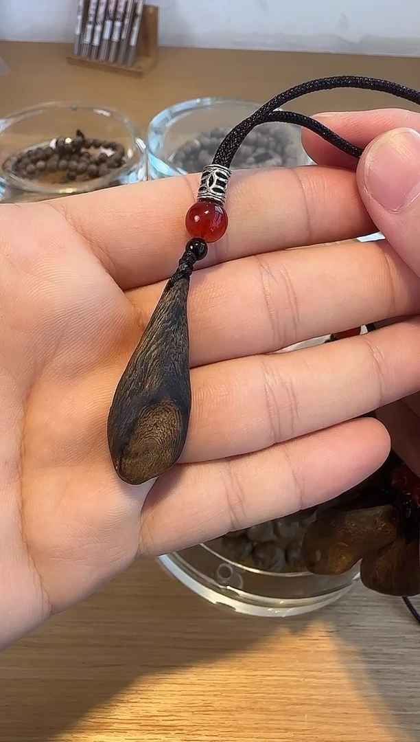 奇楠树丁留疤包头沉香随形吊坠3克以下