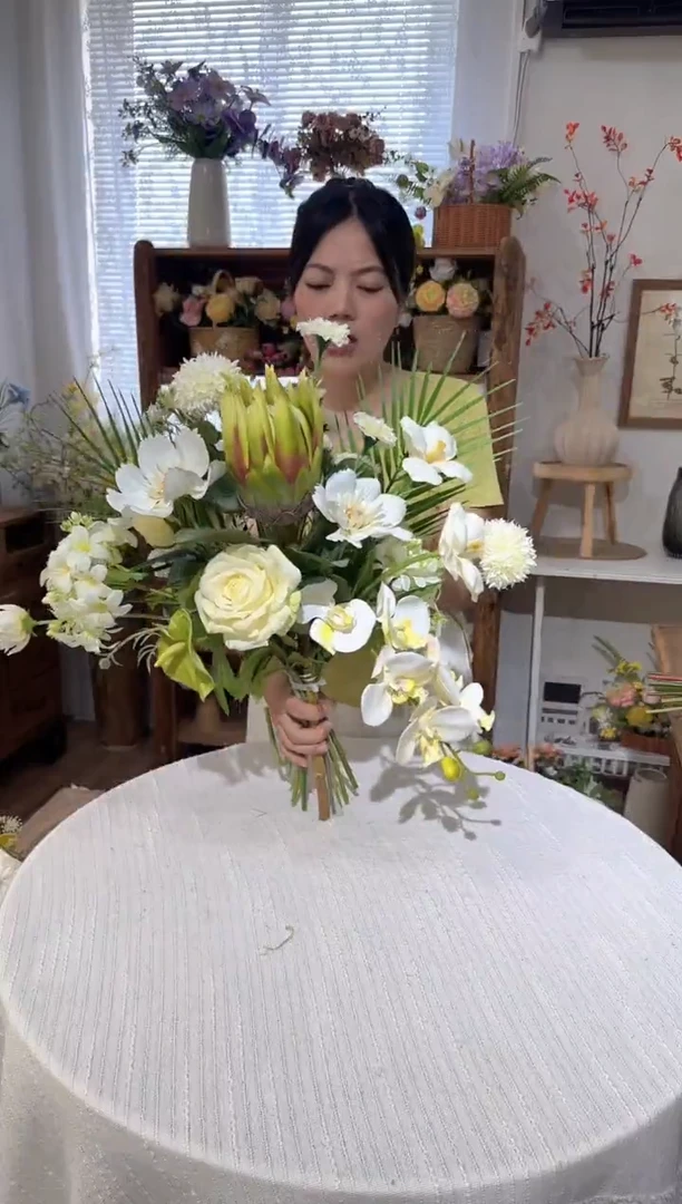 03  白绿色系手感帝王花蝴蝶兰混搭花束，清仓尾货福利