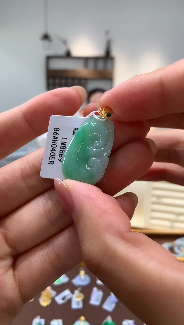 颈饰18K金镶嵌翡翠如意