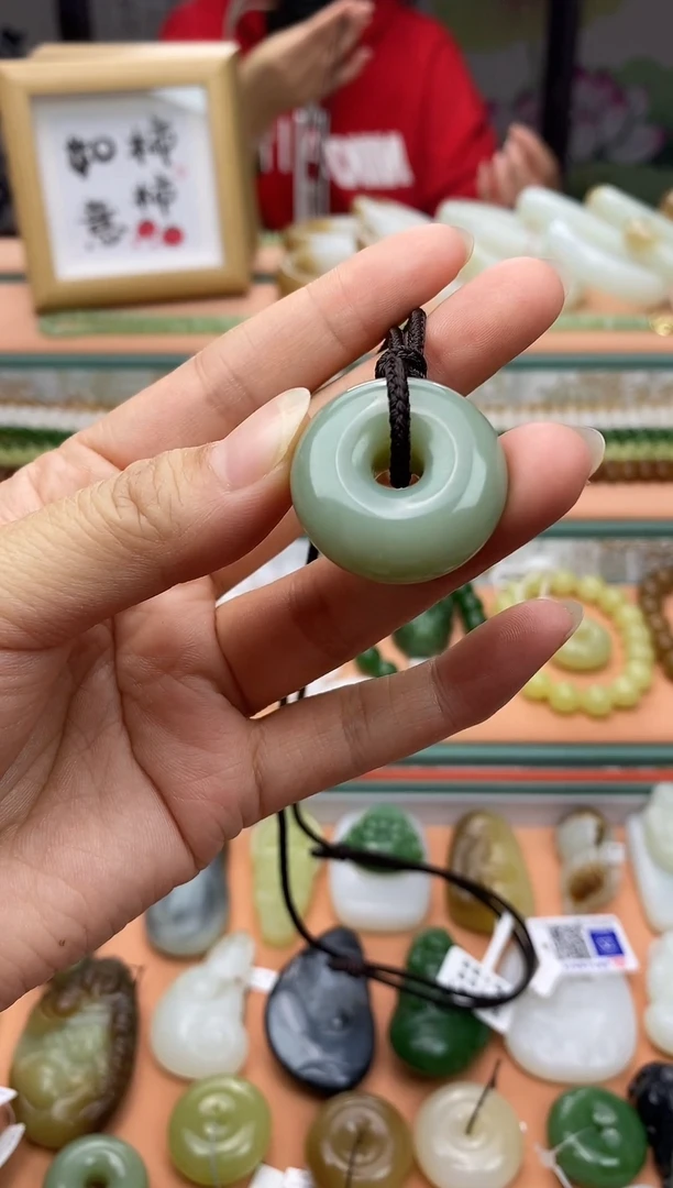 颈饰未镶嵌和田玉（青玉）新疆且末蓝甜甜圈