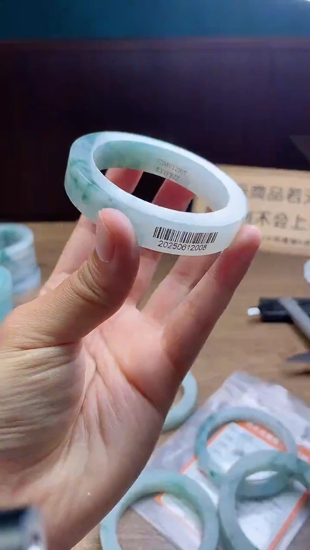 定制翡翠手镯未镶嵌重**持定制