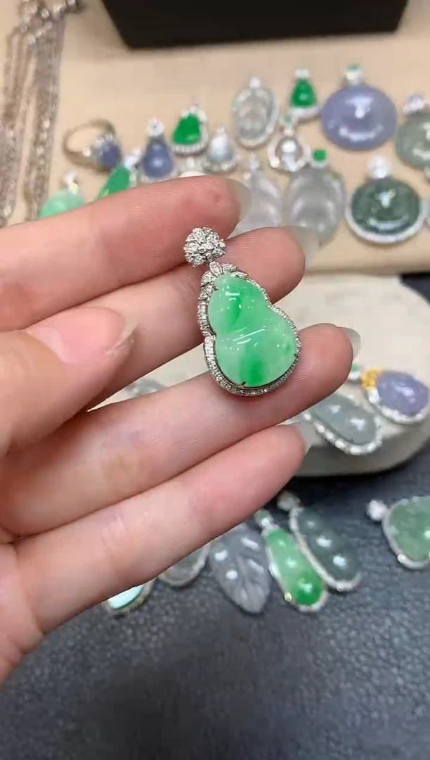 颈饰18K金镶嵌翡翠葫芦【无服务费