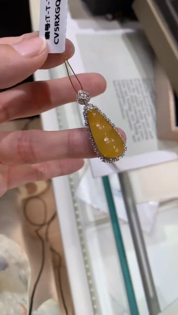 翡翠18K金镶嵌颈饰福豆