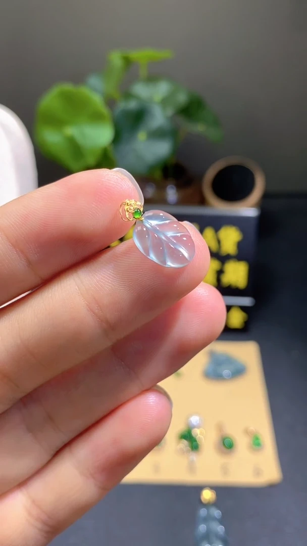 颈饰18K金镶嵌翡翠翡翠A货