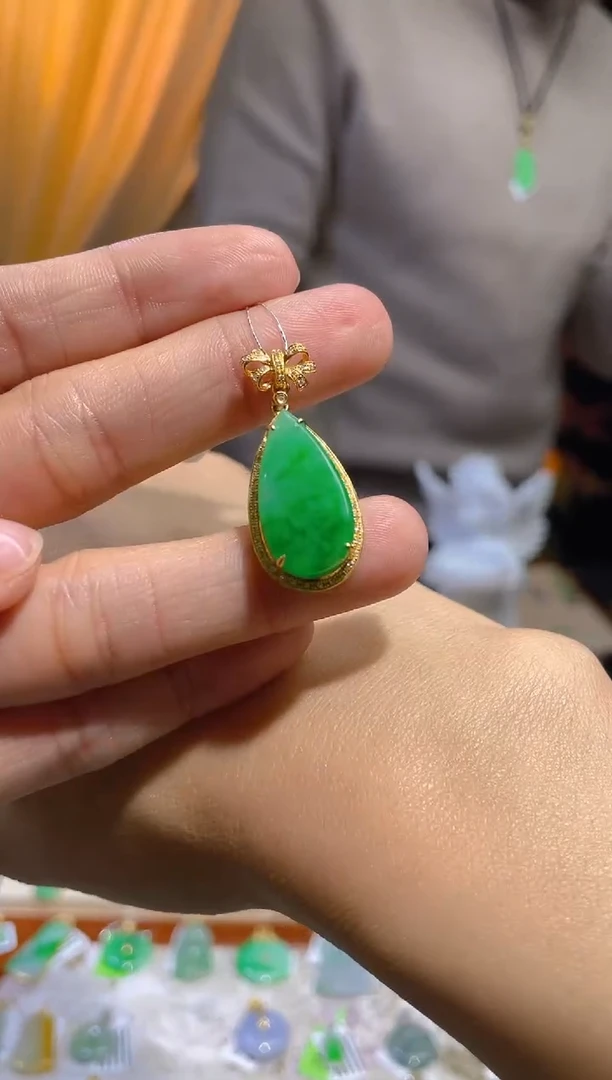 【闪购商品】翡翠颈饰未镶嵌假一赔三